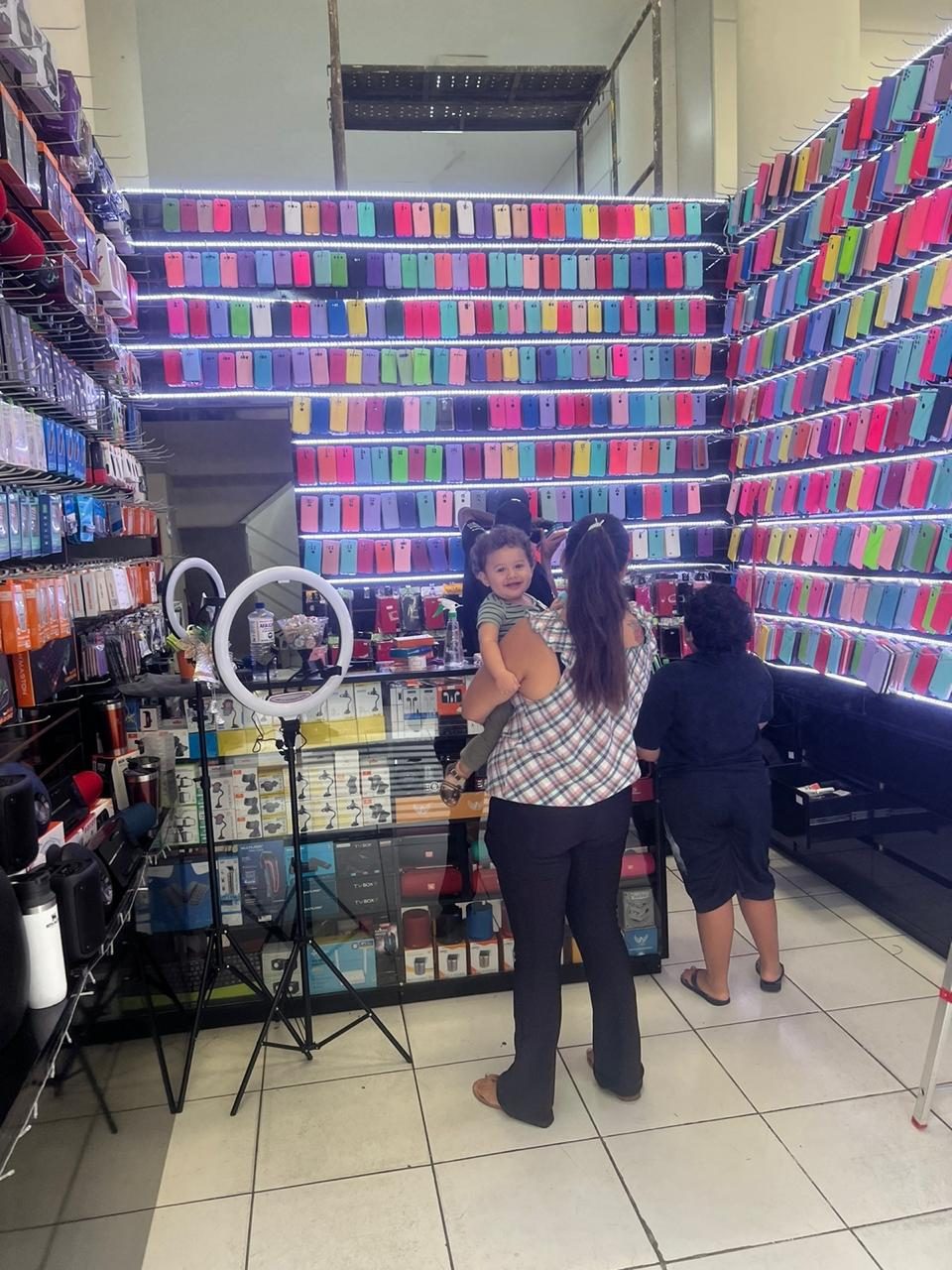 Clientes escolhendo capinhas na loja em Belo Horizonte