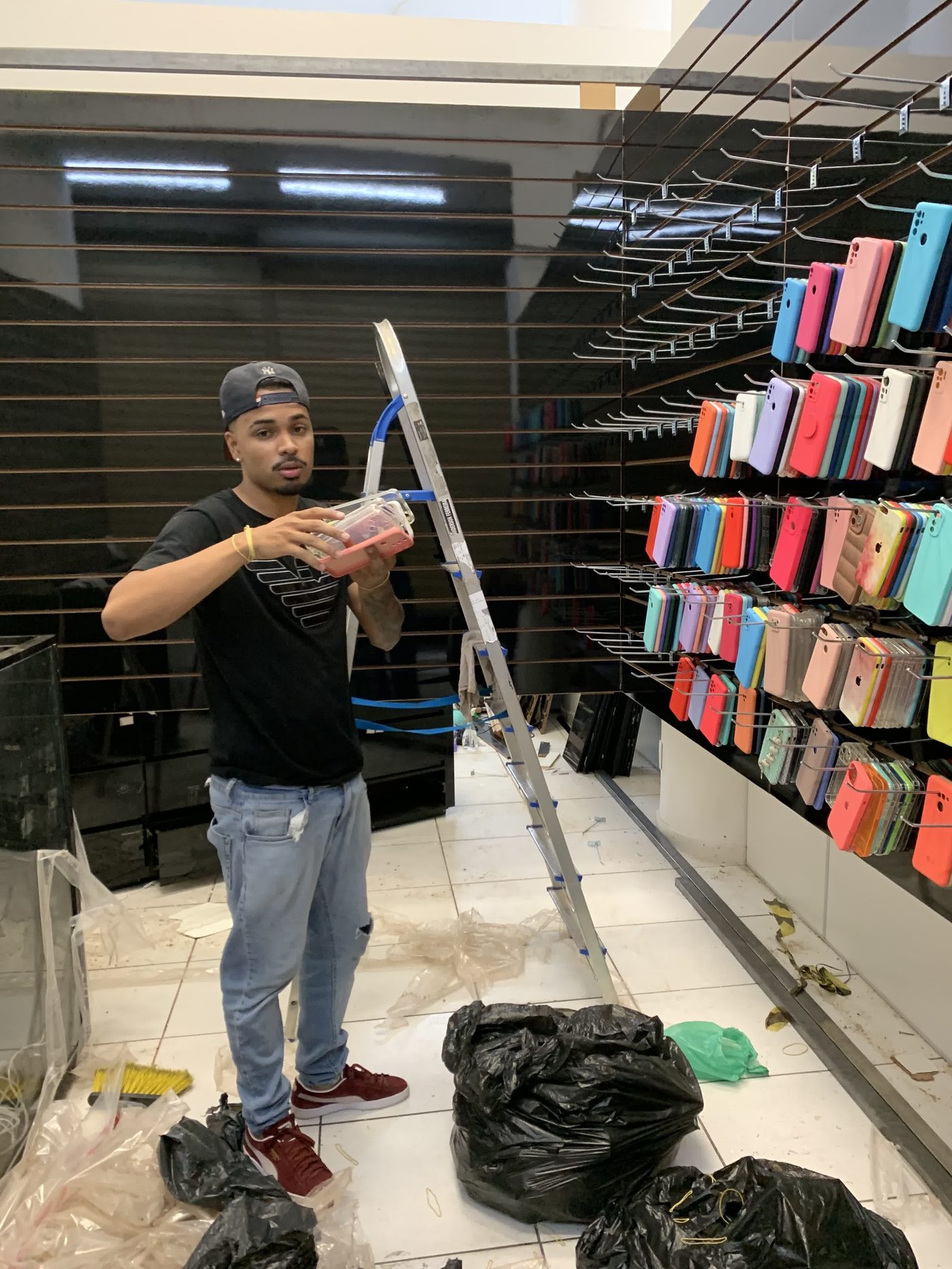 Montagem de uma nova loja Mercado das Capas